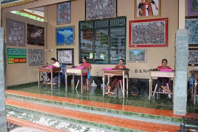 exploring the crafts in Bali while on the road to Changu
