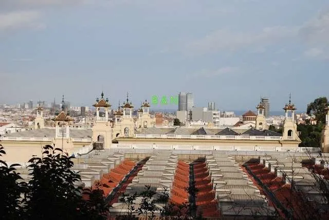 travelers exploring the art and music of Barcelona