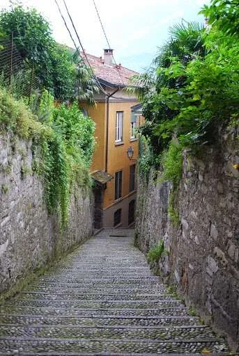 journey on Lake Como in Italy - towns Como, Bellagio and Varenna