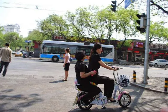 travelers teaching how to enjoy China