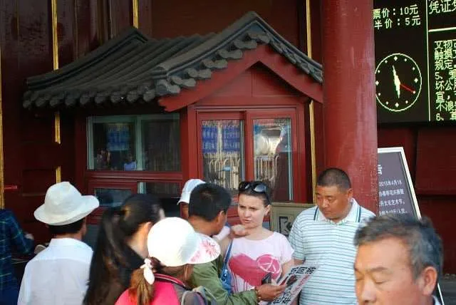 travelers teaching how to enjoy China