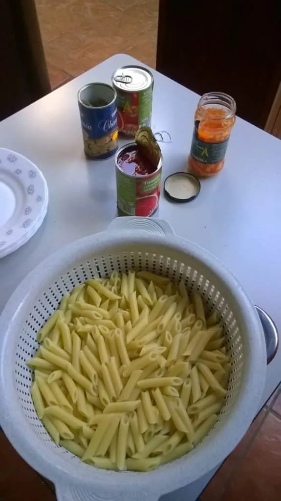 Prepare pasta in the kitchen, Camino de Santiago