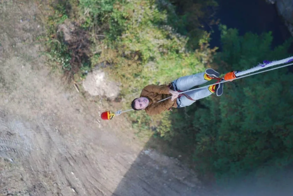Bungee jumping from Vitinya bridge