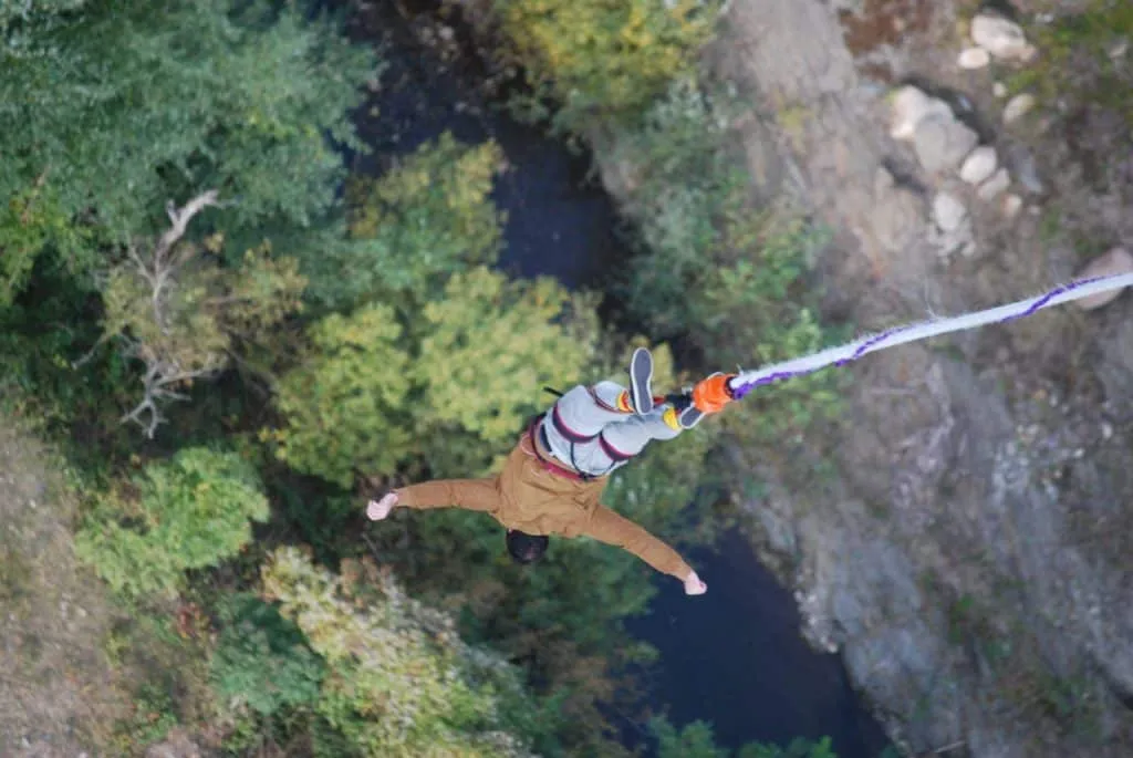 Bungee jumping from Vitinya bridge