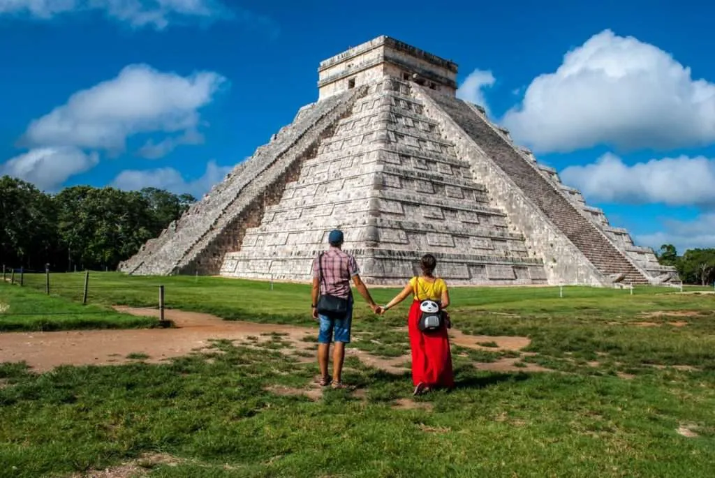 Bistra and Nace looking at Mexico Chichen Itza Kukulkan temple