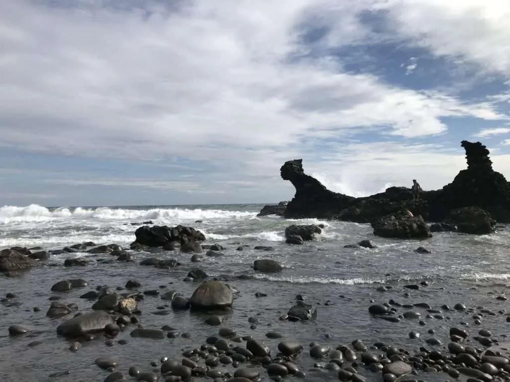 Waves and photogenic rock at the beach in El Tunco, El Salvador