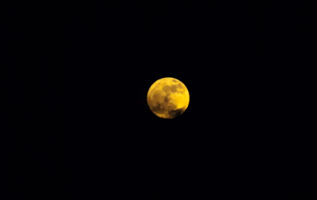 The full moon greets us while arriving on Utila island in Honduras