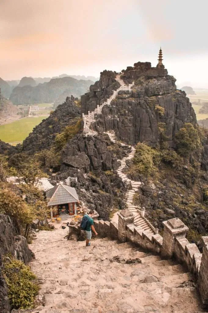 Digital nomad volunteering, teaching in Vietnam