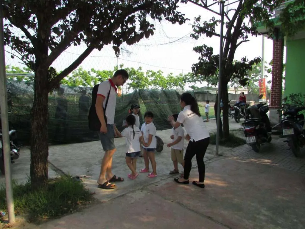 Digital nomad volunteering, teaching in Vietnam