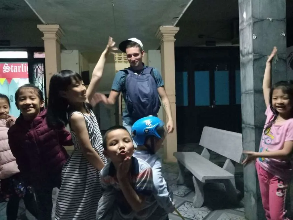 Digital nomad volunteering, teaching in Vietnam