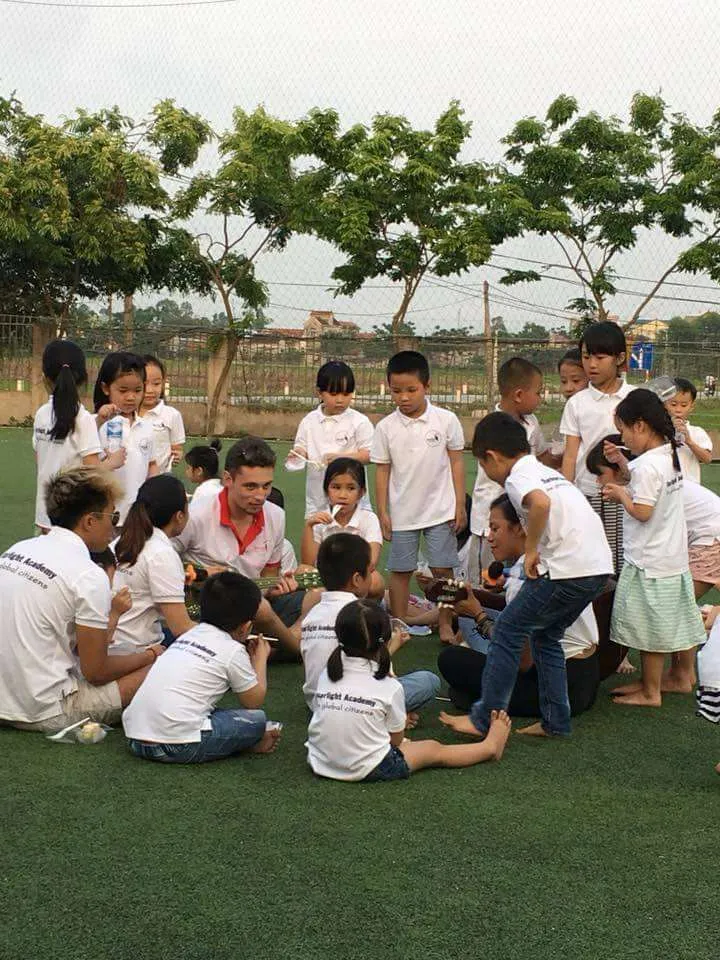 Digital nomad volunteering, teaching in Vietnam