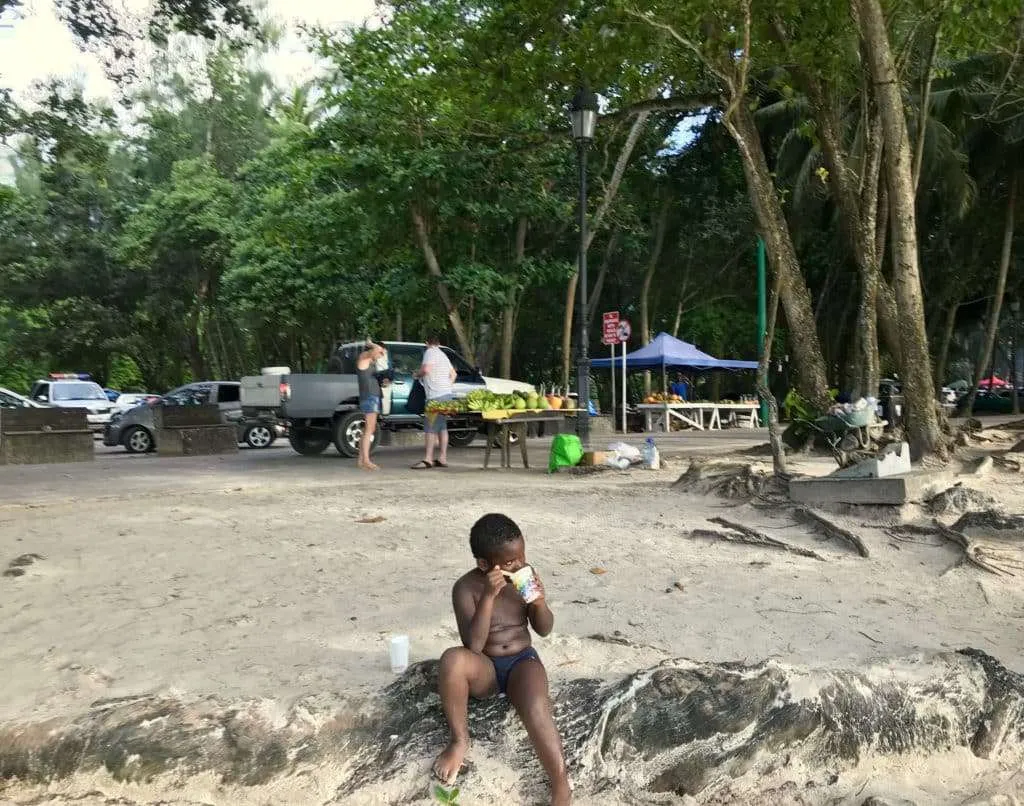 Плаж Beau Vallon и традиционния базар, остров Mahe на Сейшелите
