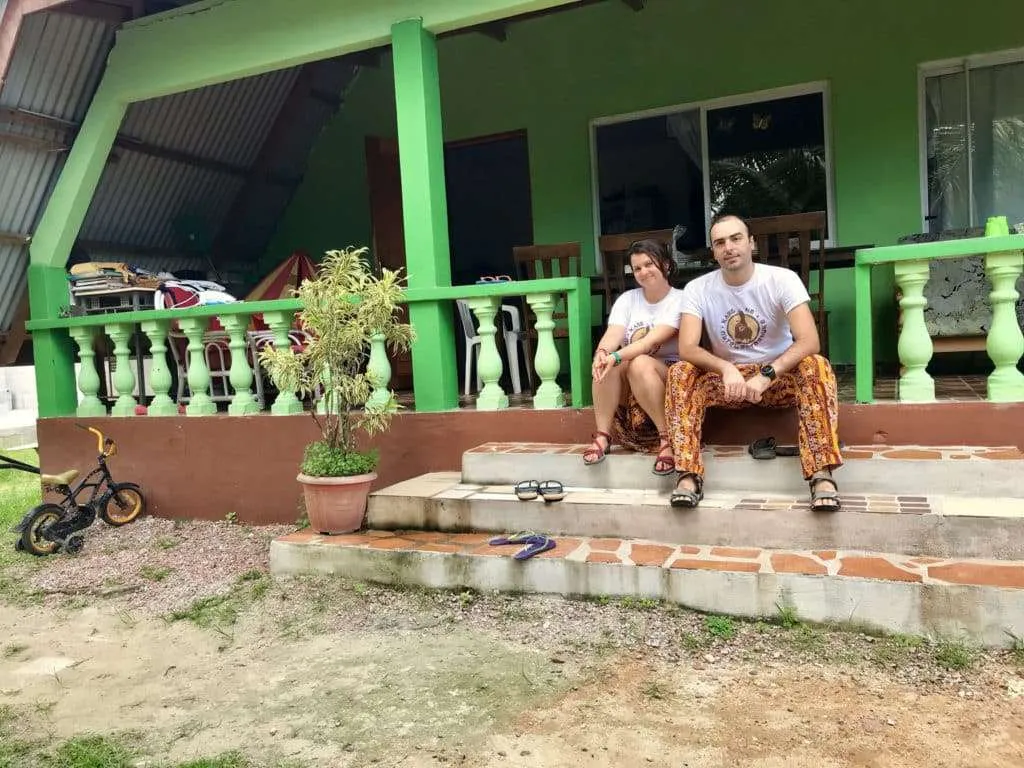 Отсядаме с местните хора в тяхната къща, на остров Praslin, Сейшелите