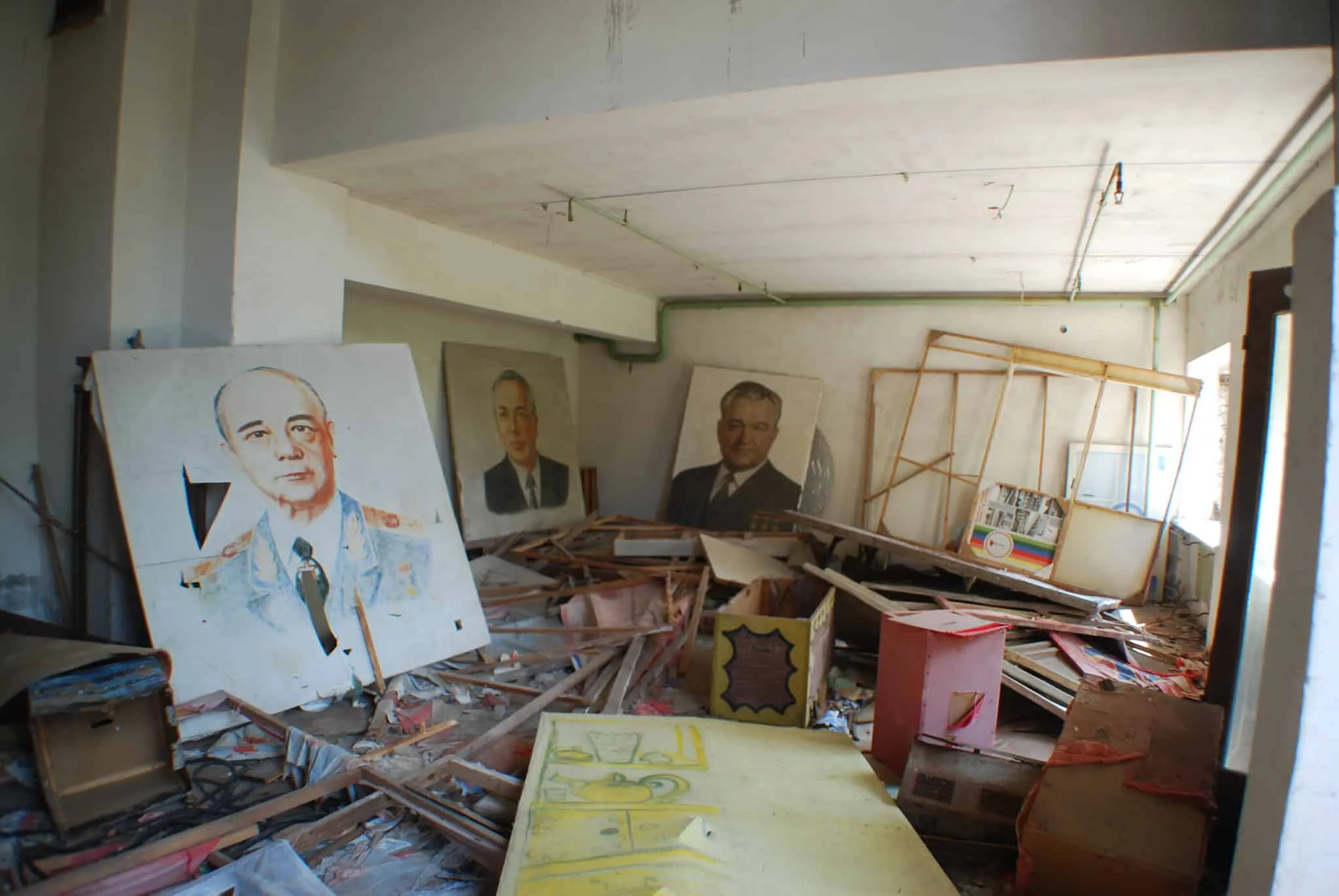 Tour Chernobyl - visit Pripyat, the Power Plant, 10km and 30km exclusion zone