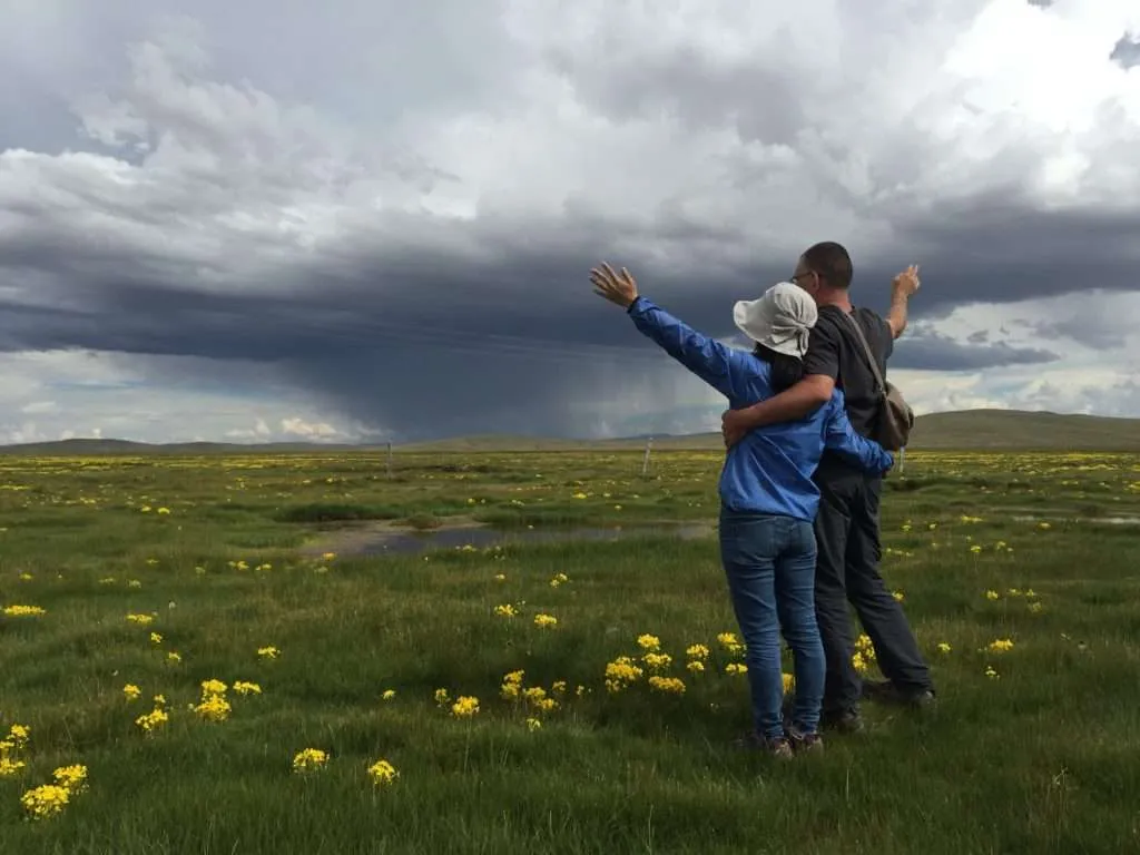 A traveling couple How to deal with post-travel blues