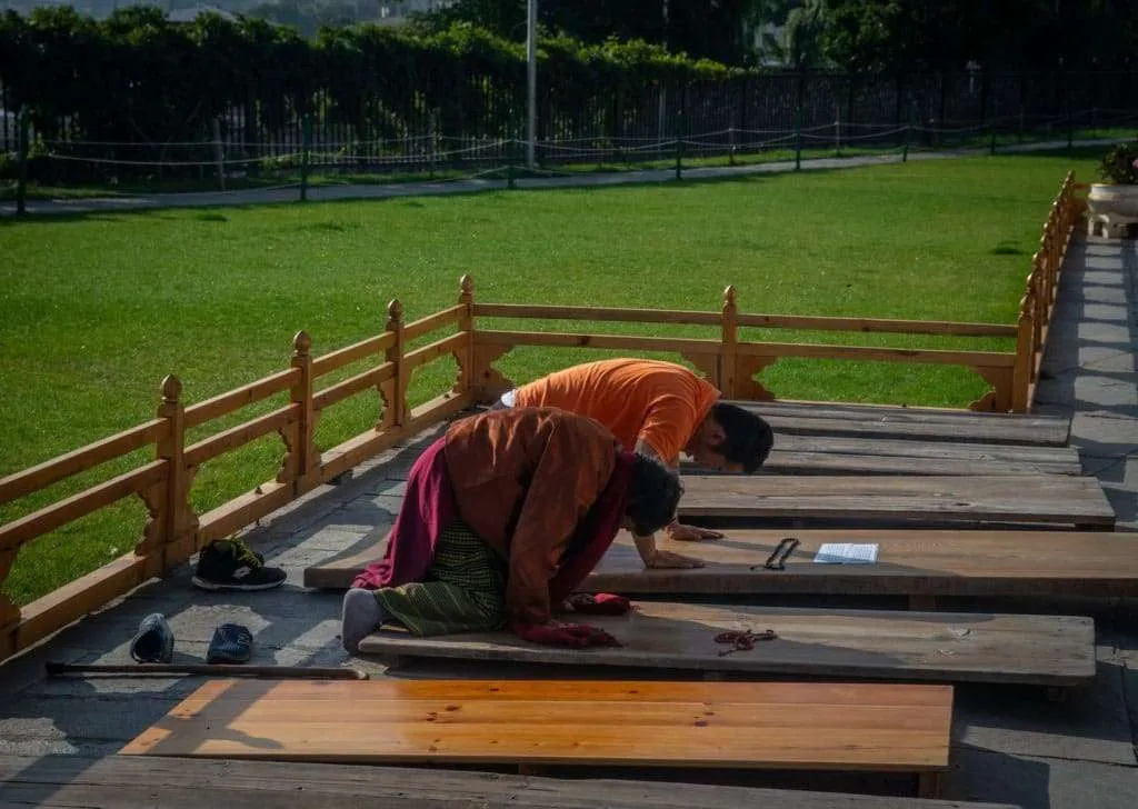 Bhutan - people, country, culture, Buddhists praying