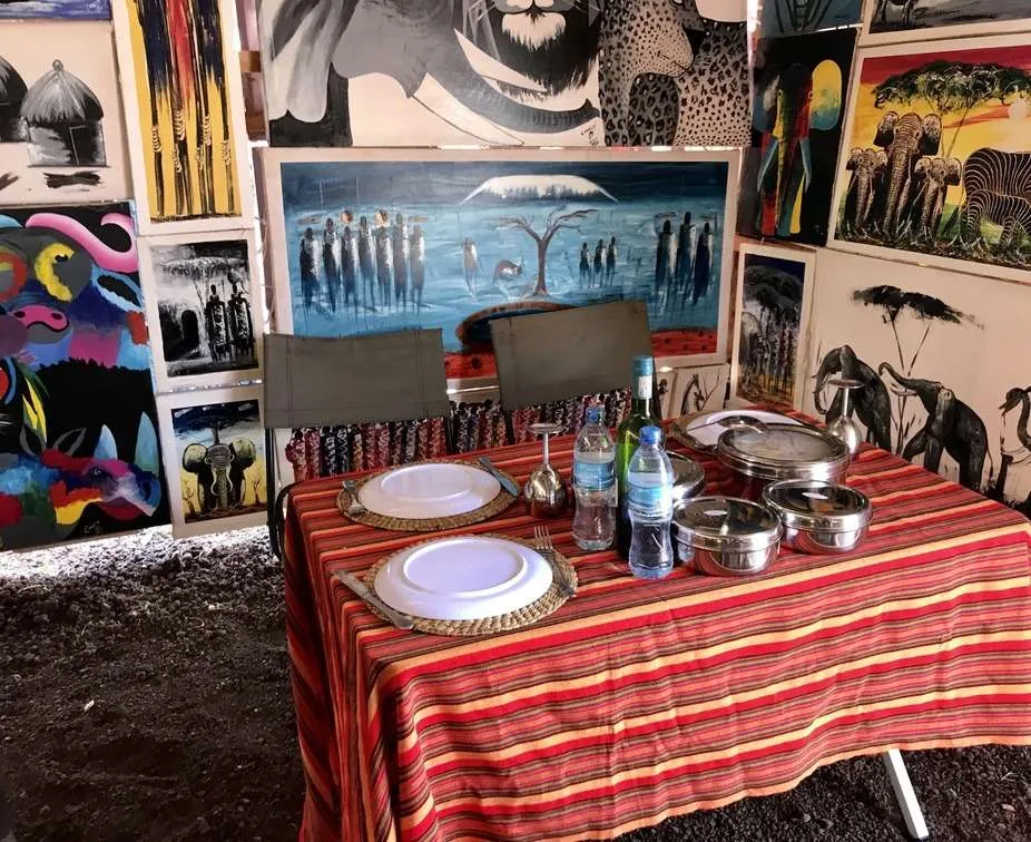 10-day Tanzania and Zanzibar itinerary - picnic lunch in art gallery