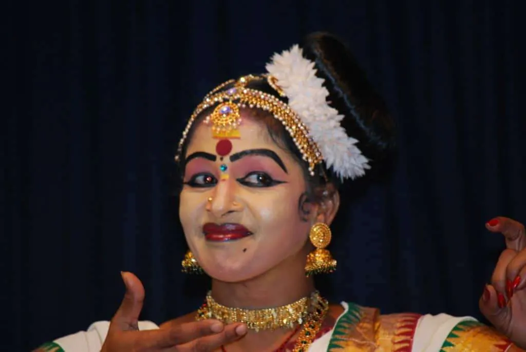 India travel, traditional performance at Fort Kochi