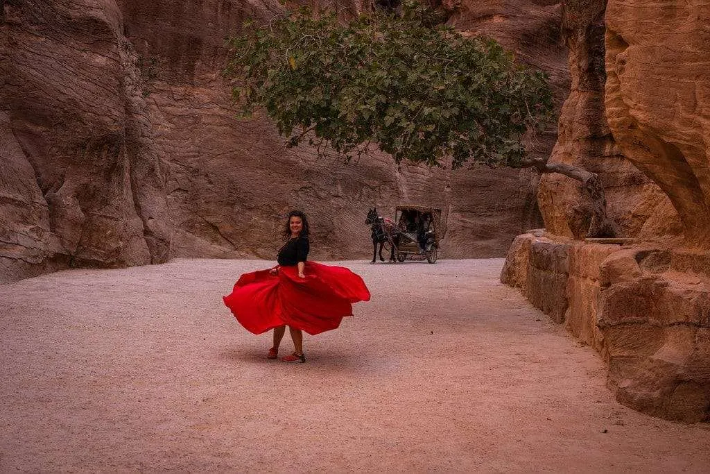 Jordan, visiting Petra, how to take a photo at the Siq