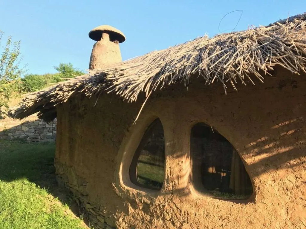 Глинената къща в село Лещен