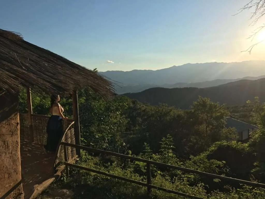 Глинената къща в село Лещен
