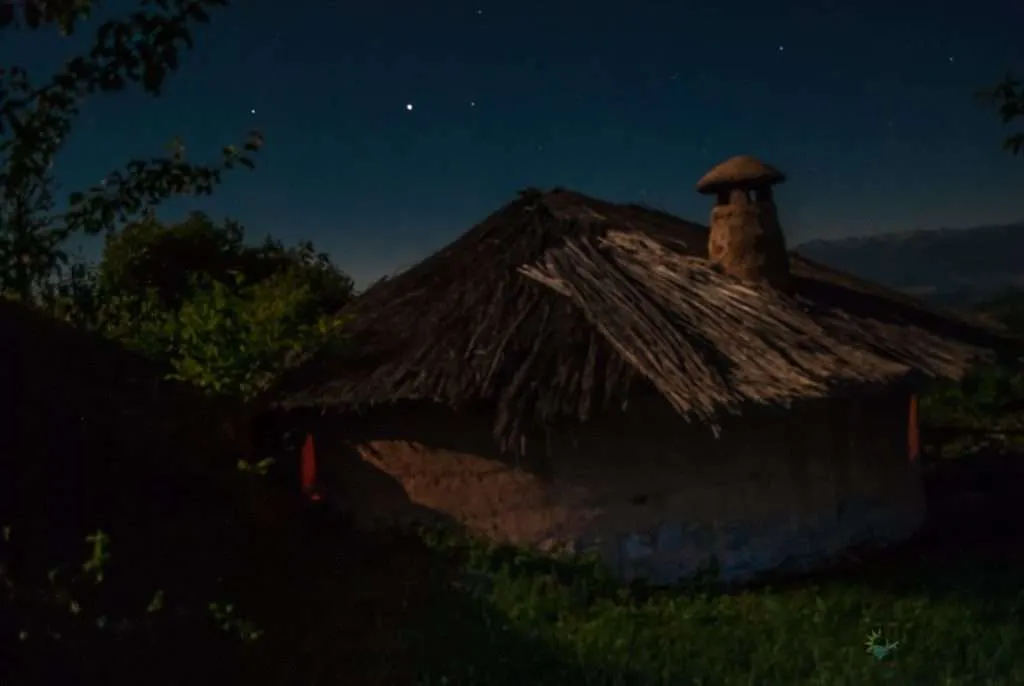 Глинената къща в село Лещен