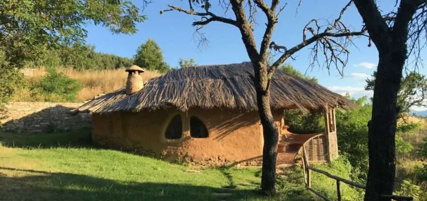 Глинената къща в село Лещен