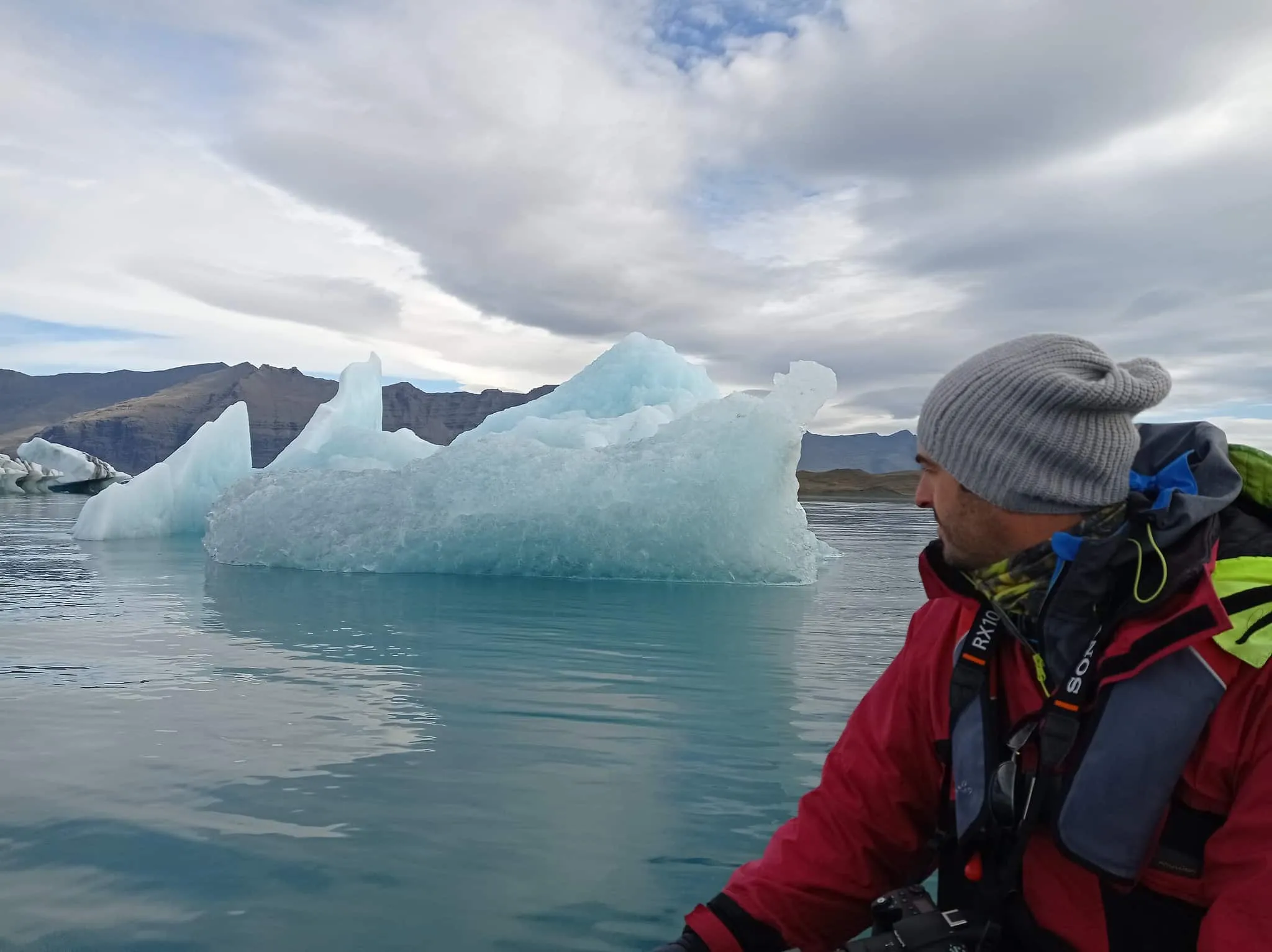 Boat trip in Jรถkulsรกrlรณn Glacial Lagoon, Iceland