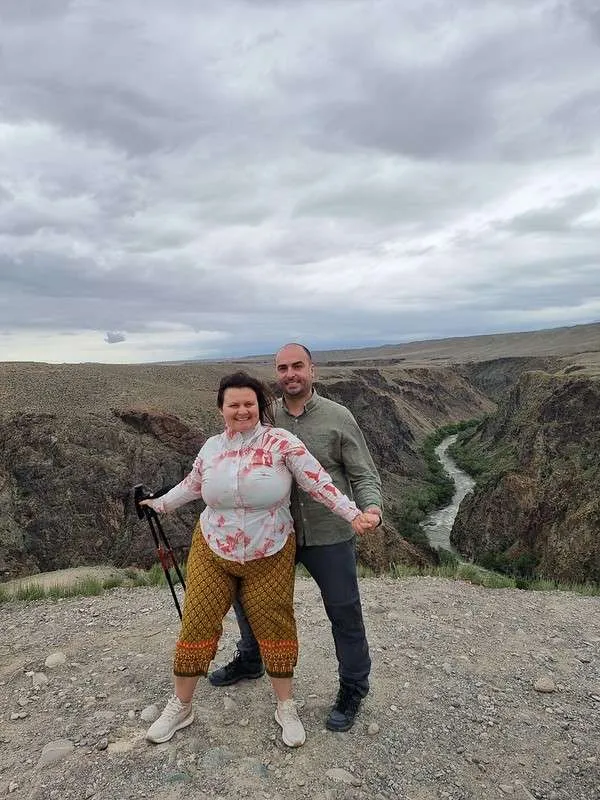 Almaty day trip - Charyn Canyon and the river Bistra and Nace posing in the wind
