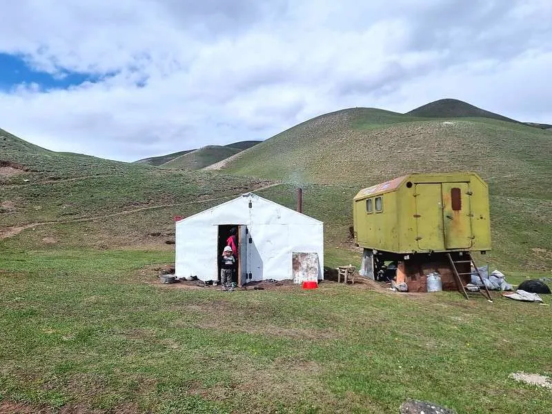 day 7 Pamir Highway Kyrgyzstan morning meeting with a nomadic family