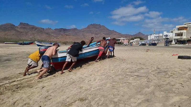 Cabo Verde Sao Vicente Sao Pedro pushing the boat