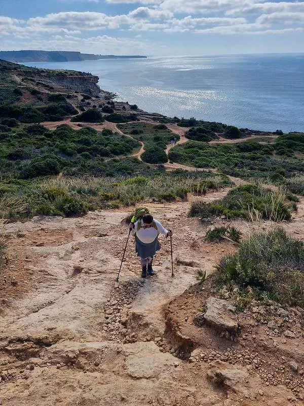 RV Day02 Bistra is climbing the steep hill with the ocean behind her